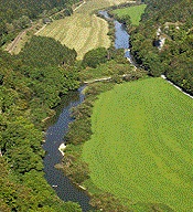 Luftbildausschnitt einer Flusslandschaft