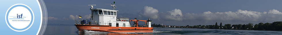 Banner des ISF mit einer Fotografie des Forschungsschiffes KORMORAN des Instituts für Seenforschung: Die orange-weiße KORMORAN fährt auf dem Bodensee. Im Hintergrund ist das Langenargener Ufer zu sehen.