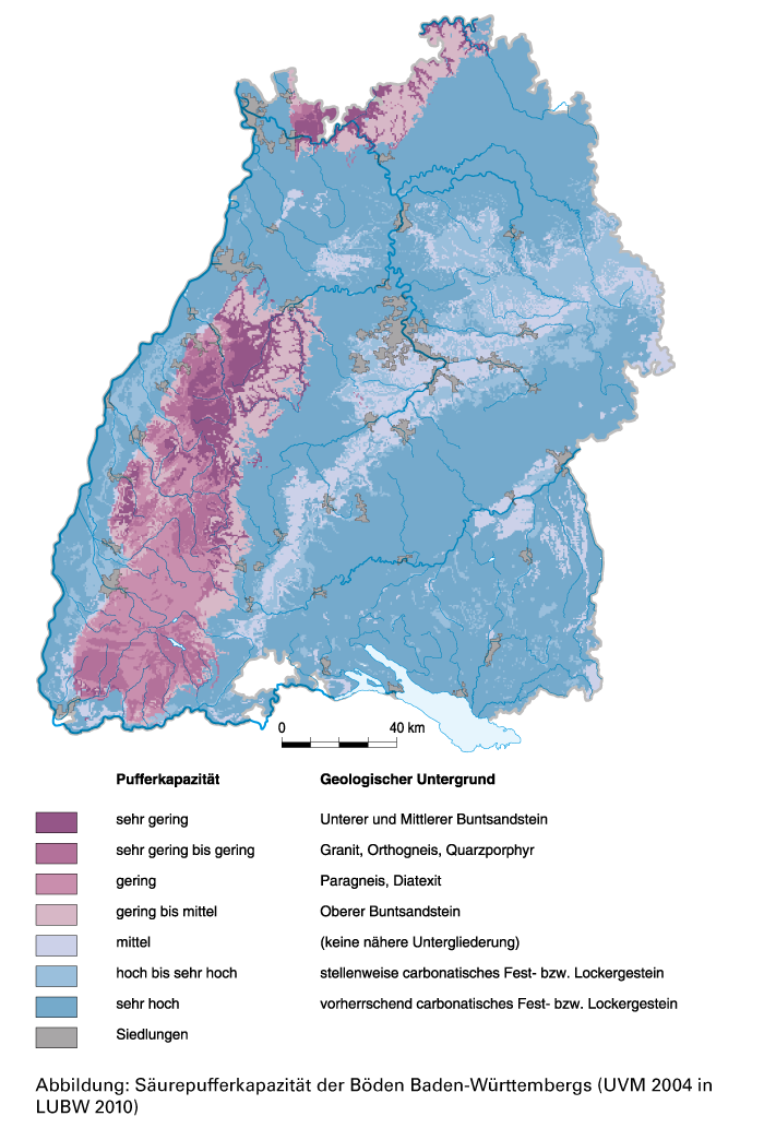 Gezeigt wird eine Karte Baden-Württembergs, in der die Säurepufferkapazität der Böden abgebildet ist. Die Säurepufferkapazität reicht in sieben Klassen von sehr gering bis sehr hoch. Im Schwarzwald ist überwiegend eine sehr geringe bis geringe Pufferkapazität gegeben; im Rest des Landes meist eine hohe bis sehr hohe.