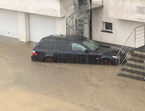 Auto in Überschwemmungssituation 