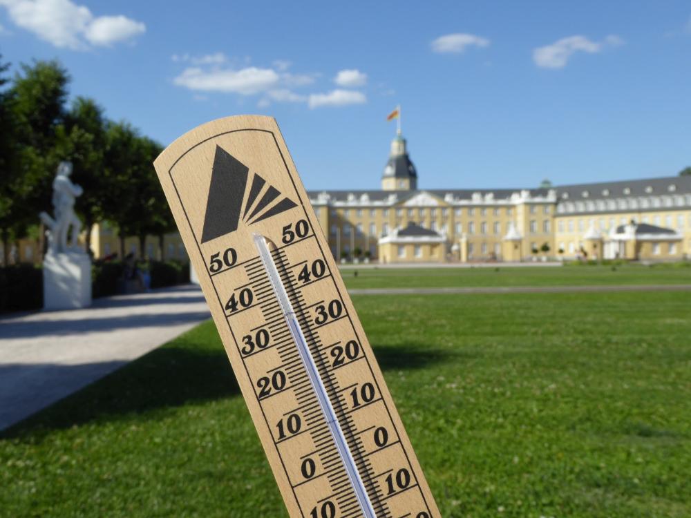 Themometer zeigt hohe Temperaturen vor dem Schloss Karlsruhe