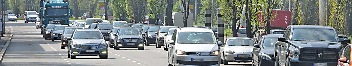 Zahlreiche fahrende Autos auf einer mehrspurigen Straße