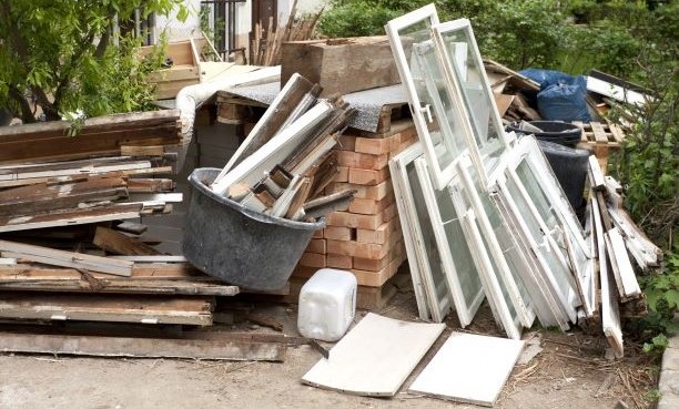  Fensterrahmen, Ziegelsteine und anderes recyceltes Baumaterial