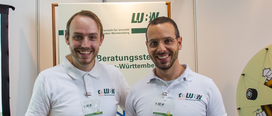  Zwei Mitarbeiter der Radonberatungsstelle an ihrem Messestand bei der Messe Stuttgart