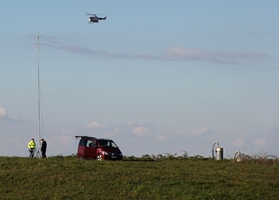  Hubschrauber beim Überfliegen der Deponie, Wetterstation mit Wagen