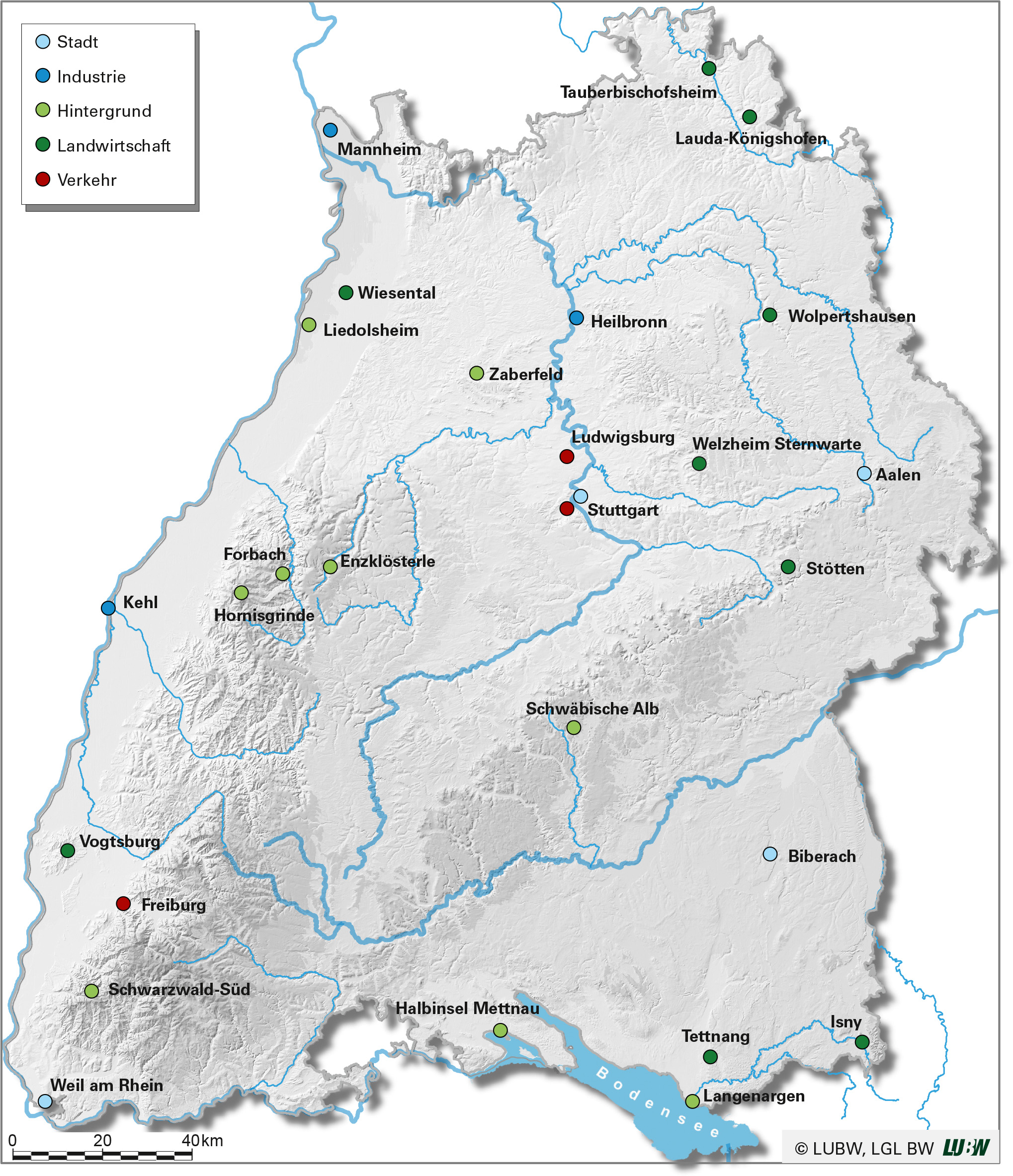 Topographische Karte von Baden-Württemberg. Die Ammoniakmessstellen im Jahr 2022 sind abhängig von ihrer Umgebung in die Kategorien Stadt, Industrie, Hintergrund, Landwirtschaft und Verkehr eingeteilt und unterschiedlich farblich markiert.