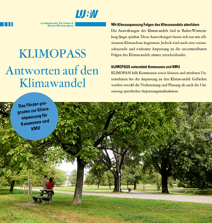 Titelbild des KLIMOPASS Infoflyers. Zu sehen ist eine Bank im Schatten, auf der zwei Menschen sitzen.