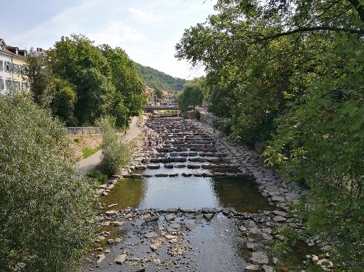 Fluss mit wenig Wasser im Flussbett.