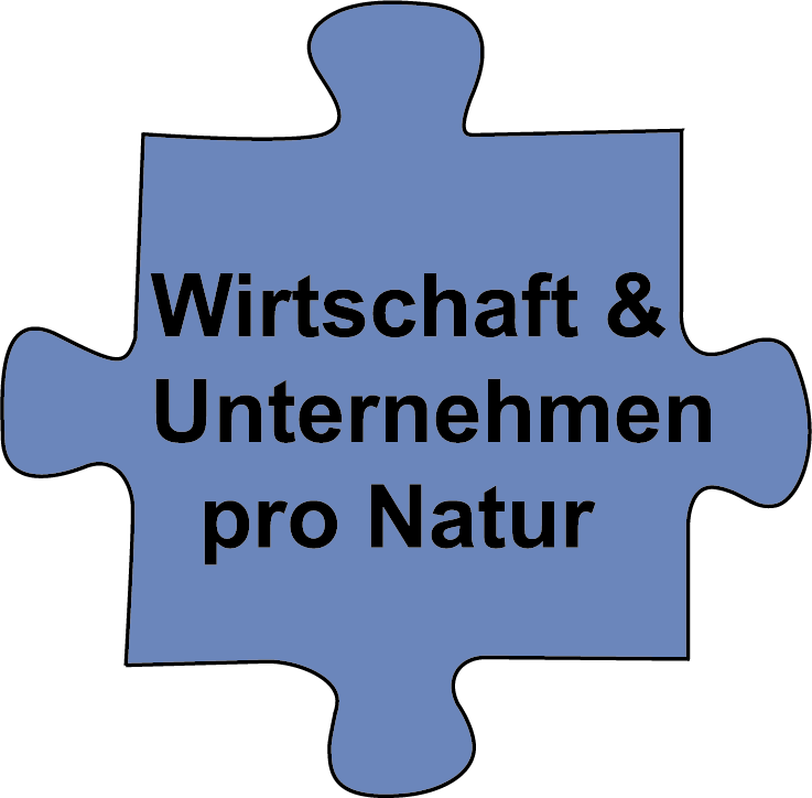 Logo des Themas "Wirtschaft und Untertnehmen für die Natur". Ein dunkelblaues Puzzleteil mit der Aufschrift "Wirtschaft und Unternehmen pro Natur"