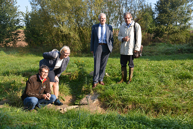 V.l.n.r.: Staatssekretär Dr. Andre Baumann, LUBW-Präsidentin Eva Bell, Oberbürgermeister der Stadt Vaihingen an der Enz Gerd Maisch und Dr. Jürgen Marx, LUBW Referatsleiter für „Artenschutz und Landschaftsplanung“ am Naturerlebnisraum „Am Bächle“ in Vaihingen an der Enz.