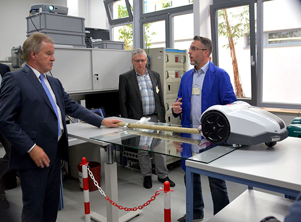 Umweltminister Franz Untersteller besucht die LUBW Marktüberwachung. Demonstration der Sicherheitsüberprüfung von Rasenmährobotern. 