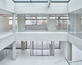  Innenbereich in Betonbauweise - Durch seine offene Bauweise spiegelt das Gebäude einen zeitgemäßen Schul- und Forschungsbetrieb wider.
