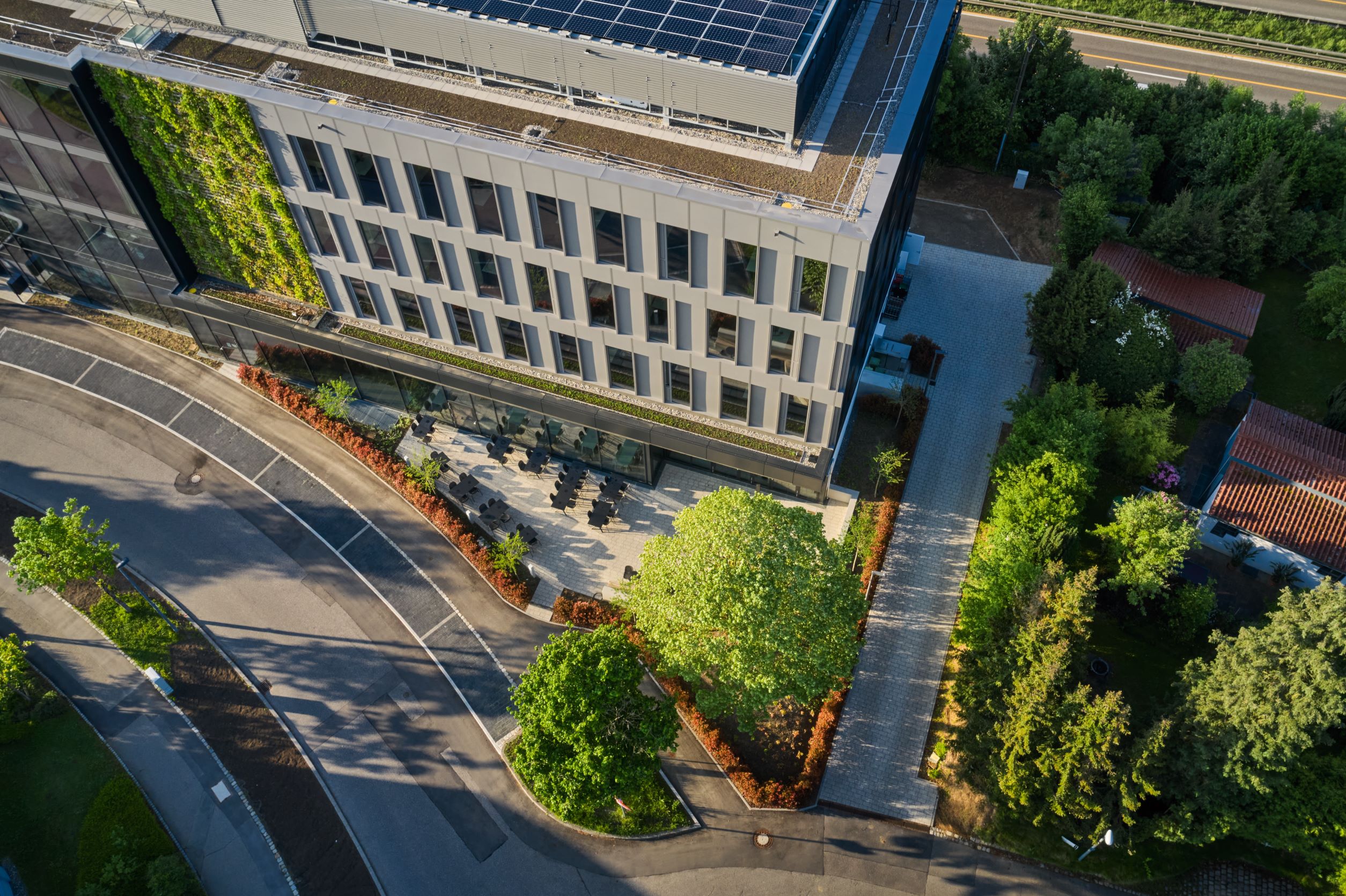  Nordfassade des Bürogebäudes Obere Waldplätze mit Grünfassade und Photovoltaikelementen auf dem Dach
