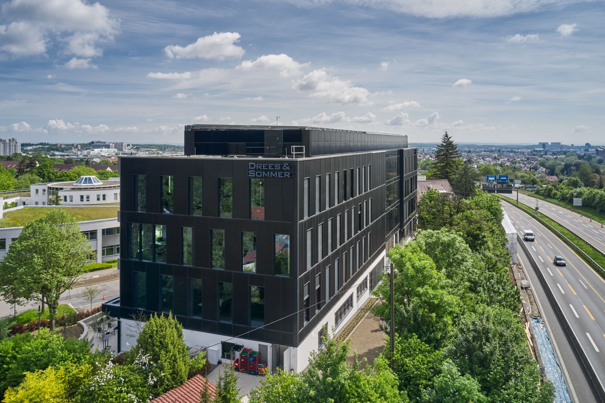  Südfassade des Bürogebäudes Obere Waldplätze mit in der Fassade integrierten Photovoltaikelementen