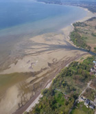 Luftaufnahme des Bodensee vom 14.04.2025: Ausgedehnte Flachwasser- und freiliegende Uferbereiche als Folge der außergewöhnlich trockenen ersten Jahreshälfte 2025.