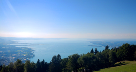 Das Bild zeigt den Bodensee vom Pfaender aus. Auf der rechten Seite ist das deutsche Ufer, links vorne das oesterreichische und links hinten das schweizerische Ufer