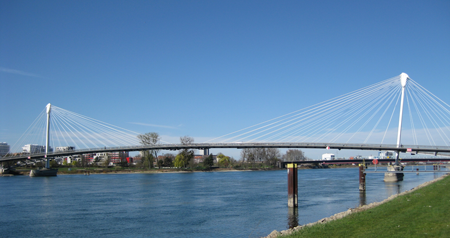 Das Bild zeigt die Brücke Passerelle des Deux Rives über den Rhein bei Straßburg