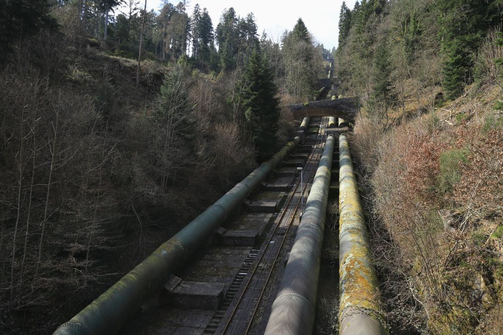 Pumpspeicher in Forbach: Mehrer, großer Rohre führen den Berg hinauf