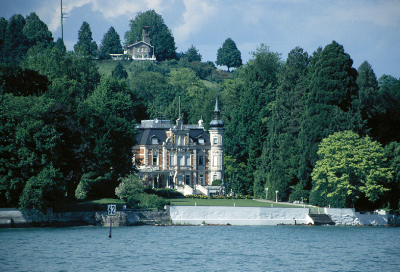 Bild einer stattlichen alten Villa am bayerischen Bodenseeufer