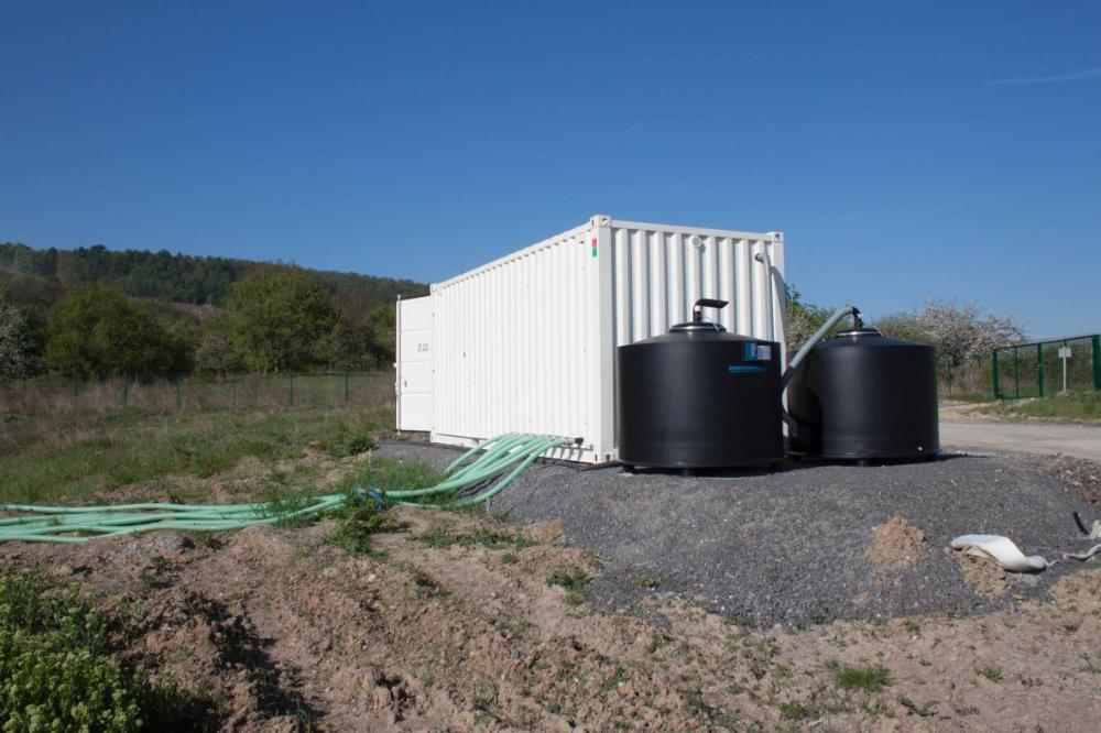 Beispiel einer Sanierung mittels Bodenluftabsaugung. Zu einem Baucontainer führen verschiedene Rohre.