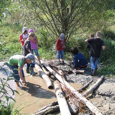 Foto zeigt: Spielende Kinder im Naturerlebnisraum „Am Bächle" in Vaihingen/Enz, Bildnachweis: Bet-tina Marx, Foto steht zum Herunterladen in der Online-Veröffentlichung der Pressemittelung im LUBW-Presseservice bereit: https://www.lubw.baden-wuerttemberg.de/presseservice.