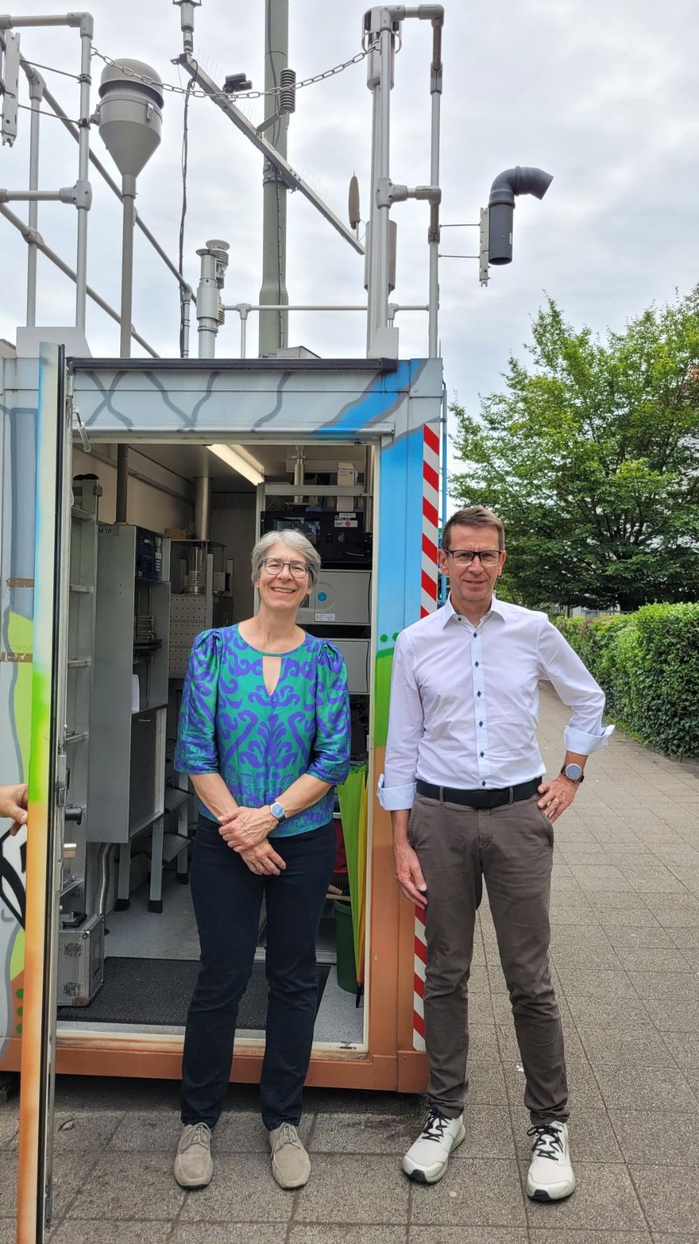 Staatssekretärin Elke Zimmer MdL und Präsident der LUBW Dr. Ulrich Maurer vor der Luftmessstation in der Reinhold-Frank-Straße Karlsruhe