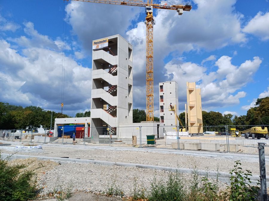  Man sieht das im Rohbau, aber fertig gestellte Treppenhaus in Betonbauweise. Vom Holzparkhaus ist noch nichts zu sehen.