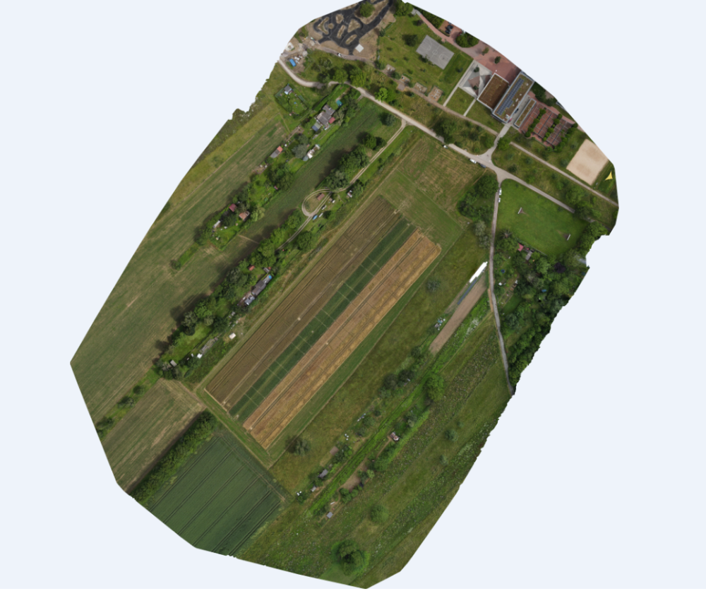 Drohnenbild eines Ackers, Straßen und einzelner Gebäude bei Ettlingen