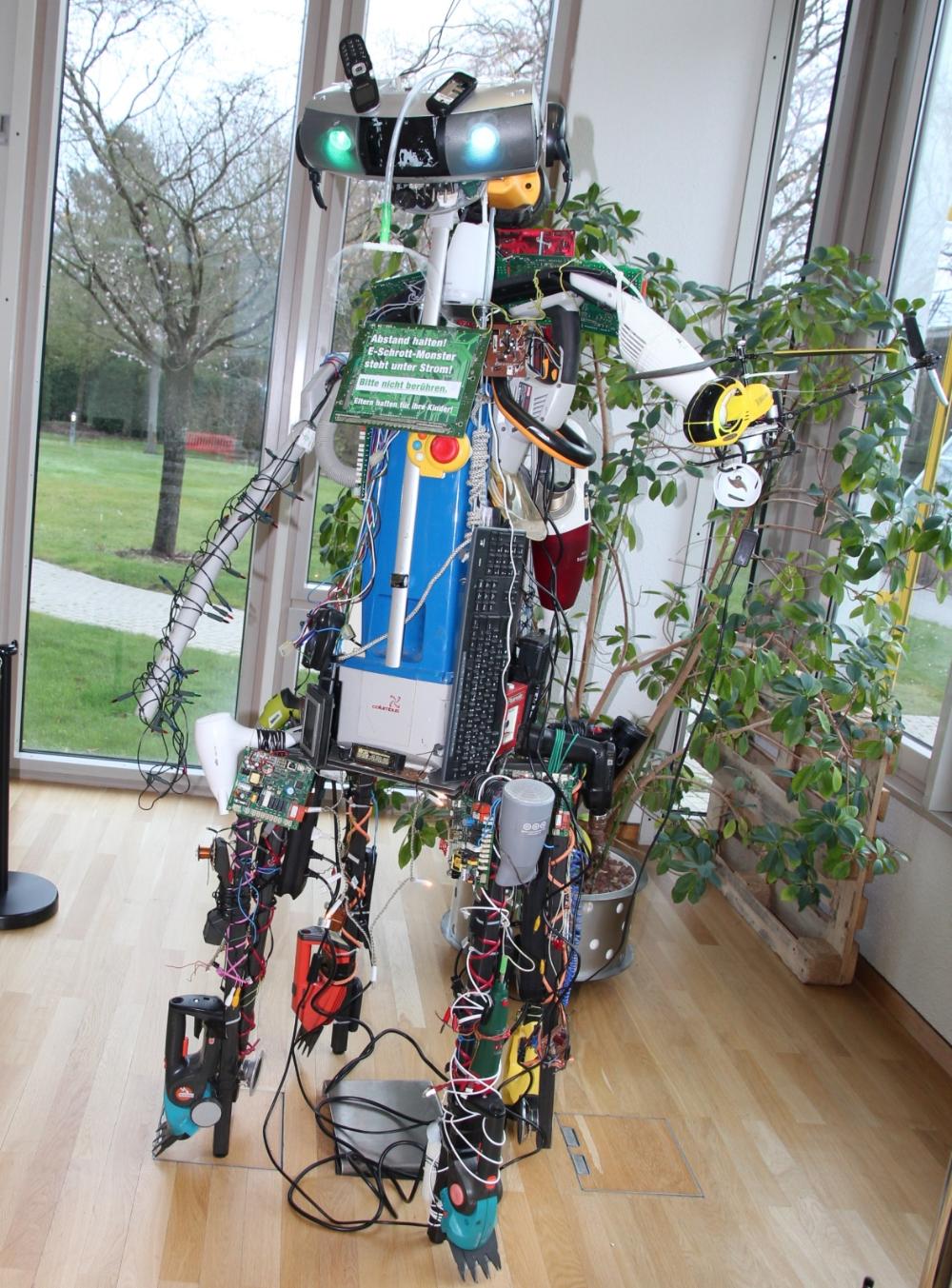 Elektroschrottmonster aus Elektroaltgeräte