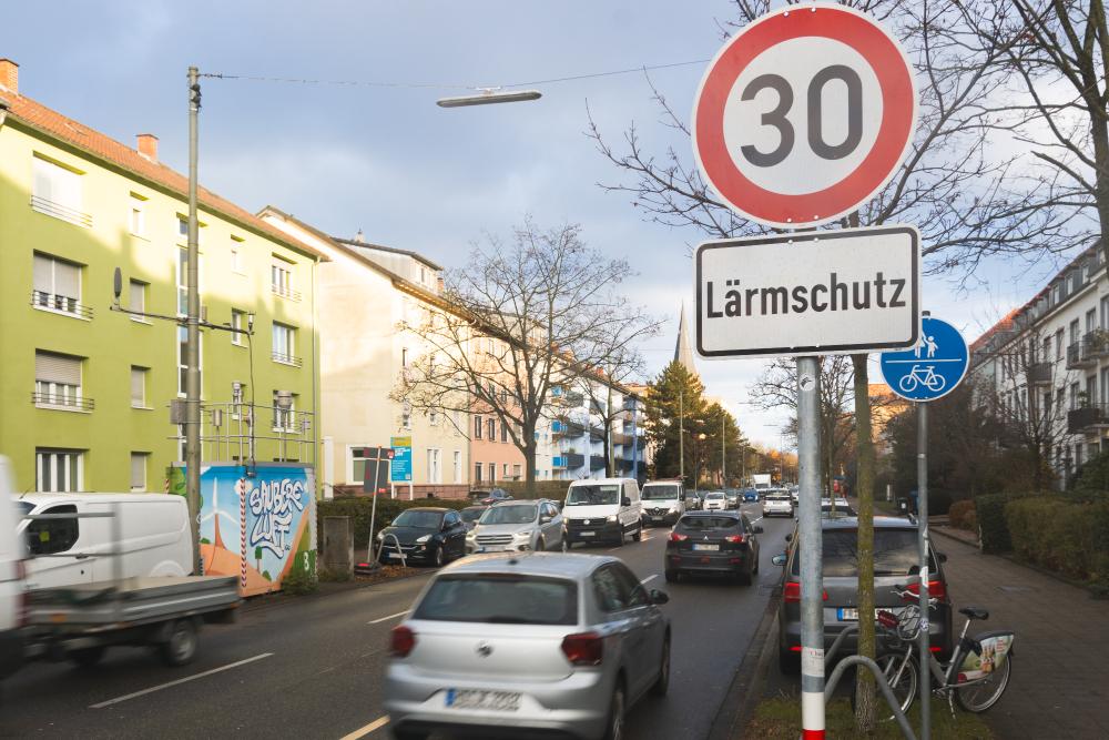 Verkehrssituation mit der Messstation der LUBW in der Reinhold-Frank-Straße, im Vordergrund ein Tempo 30 Schild.