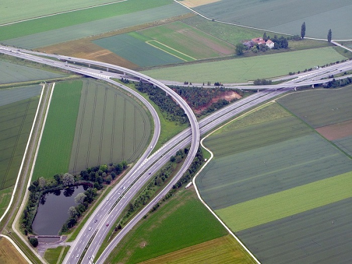 Foto landwirtschaftlicher Flächen, durchkreuzt mit Straßen
