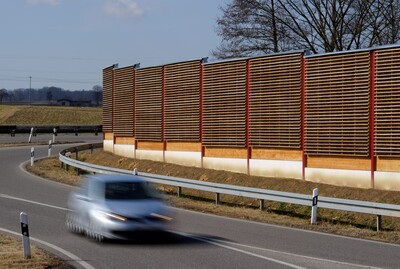 Schallschutzwand an einer Straße