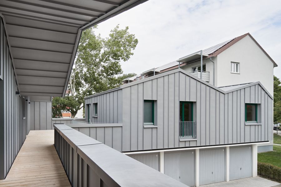  Wohnungszugänge im ersten Obergeschoss, unterhalb sind vier Garagen zu sehen, auf der sich einer der beiden Wohnmodulebefinden