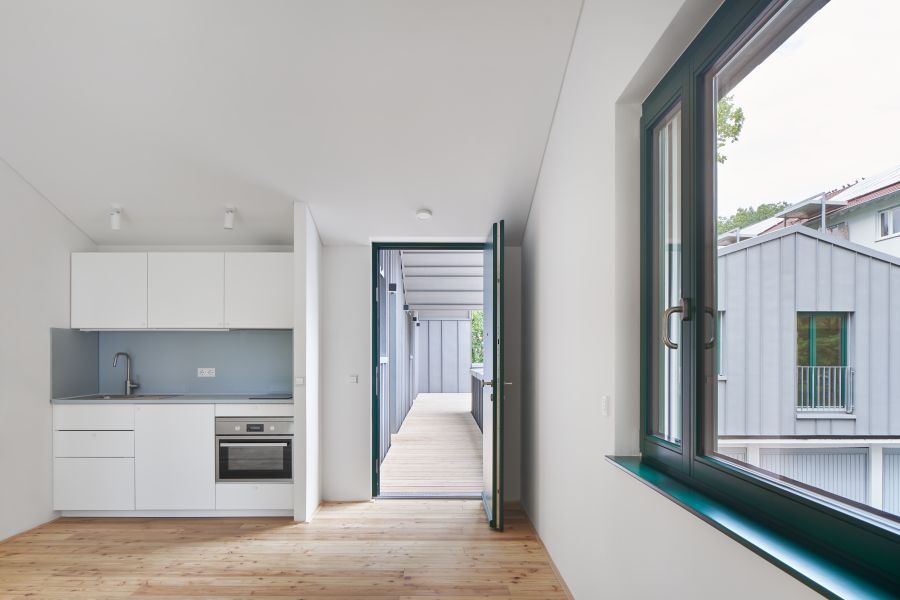  Blick aus der Küche durch die geöffnete Wohnungstür nach draußen auf den Wohnungszugang.
