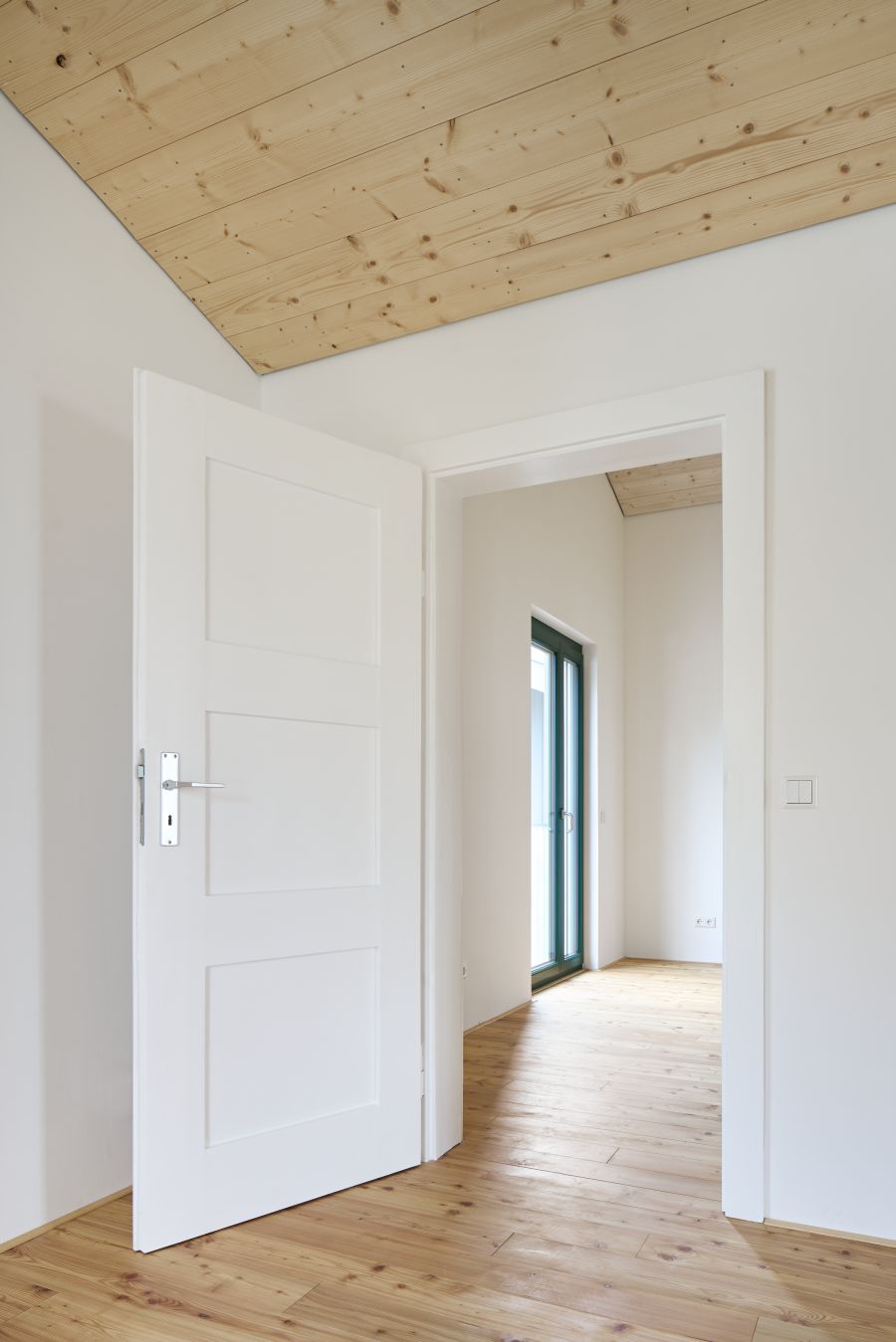  Blick durch die geöffnete Zimmertür in den Nachbarraum.