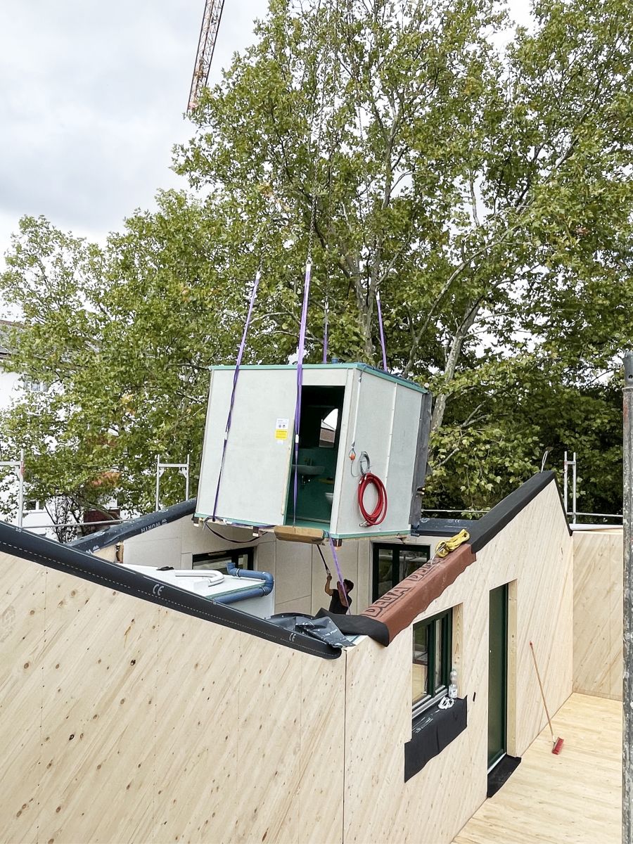  Baustelle, Einbau eines am Kran hängenem Badezimmermoduls