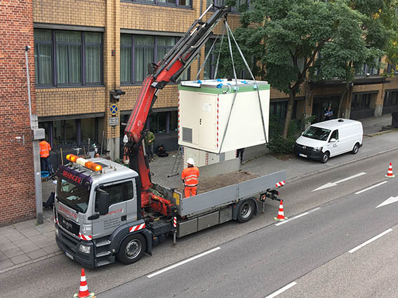Der neue Container wird am Stuttgarter Neckartor abgeladen. 