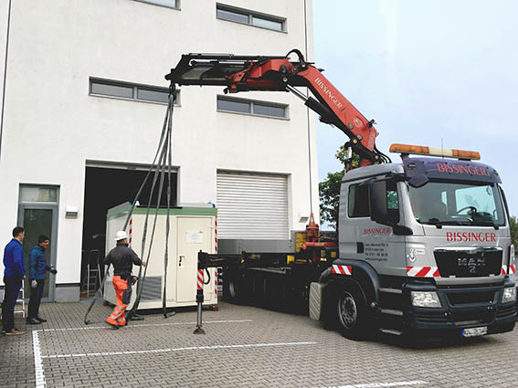 Am frühen Morgen wurde der neue Container bei der LUBW in Großoberfeld aufgeladen.