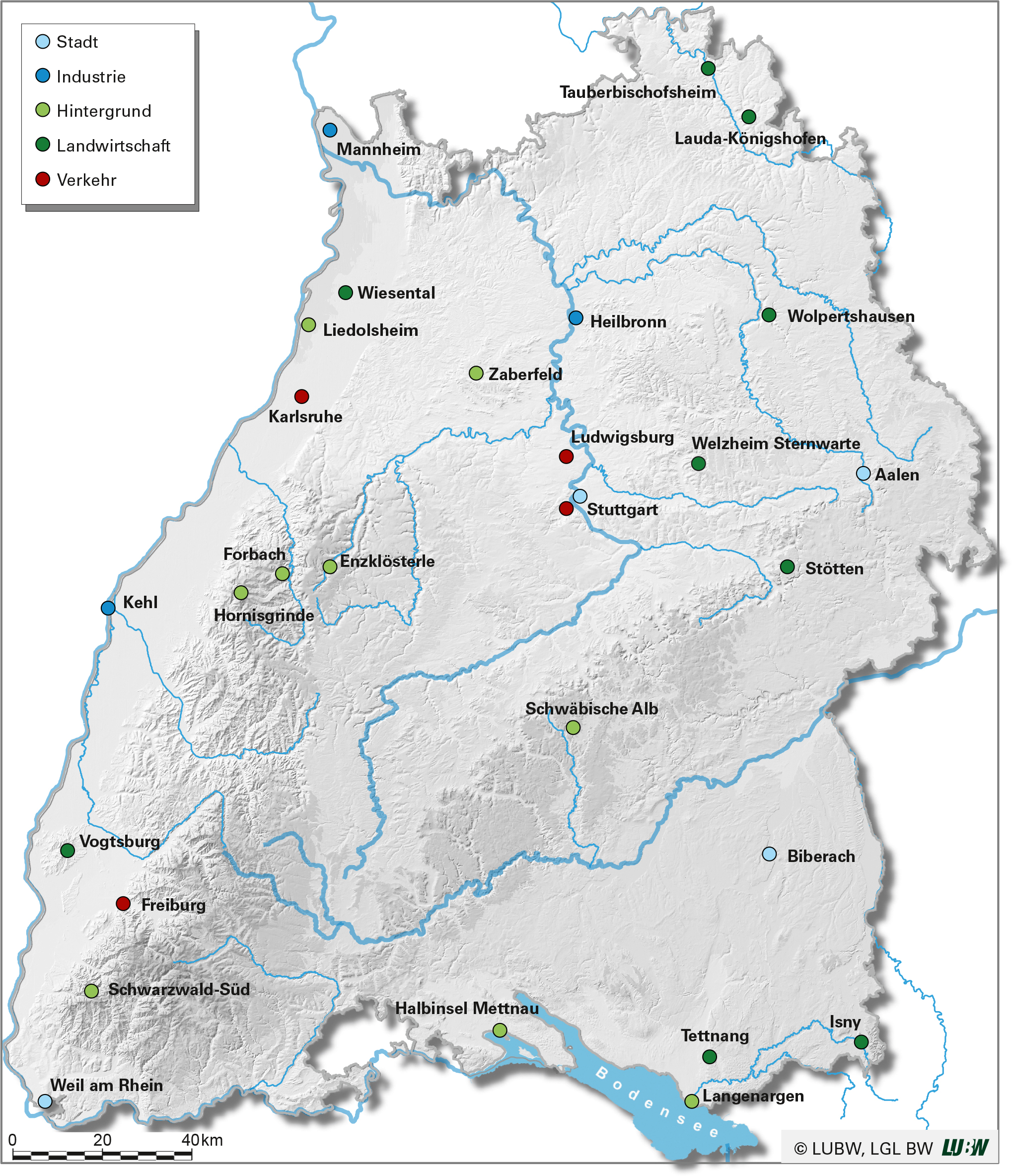 Topographische Karte von Baden-Württemberg. Die Ammoniakmessstellen im Jahr 2024 sind abhängig von ihrer Umgebung in die Kategorien Stadt, Industrie, Hintergrund, Landwirtschaft und Verkehr eingeteilt und unterschiedlich farblich markiert.