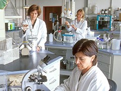 Mitarbeiterinnen der LUBW bei der Arbeit im Labor