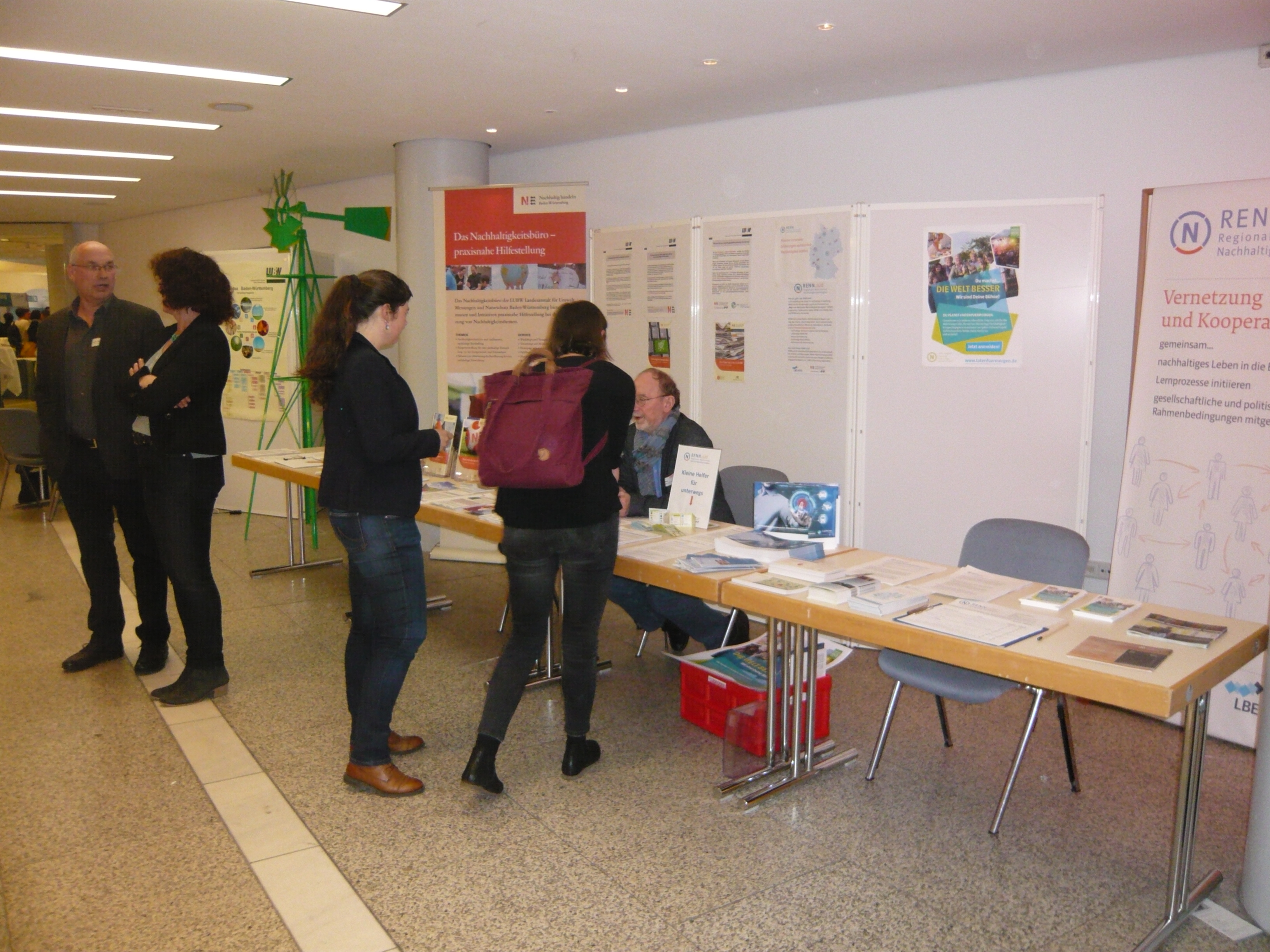 Nachhaltigkeitskongress 2018 in Stuttgart. Von der LUBW sind Mitarbeiterinnen und Mitarbeiter des Nachhaltigkeitsbüros, von RENN.süd und vom Energieatlas mit Infoständen vertreten.