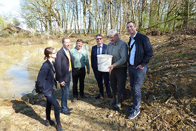 Freuen sich über die Wiederbesiedlung des sanierten Laichgewässers (v.li.) Julia Schwandner (LUBW), Bernhard Ries (EnBW AG), Gerd Hauck (Revierförster Gemeinde Schefflenz), Rainer Houck (Bürgermeister Gemeinde Schefflenz), Martin Hochstein (Forstbetriebsleitung Adelsheim) und Ricardo Plagemann (EnBW AG), Quelle: EnBW AG