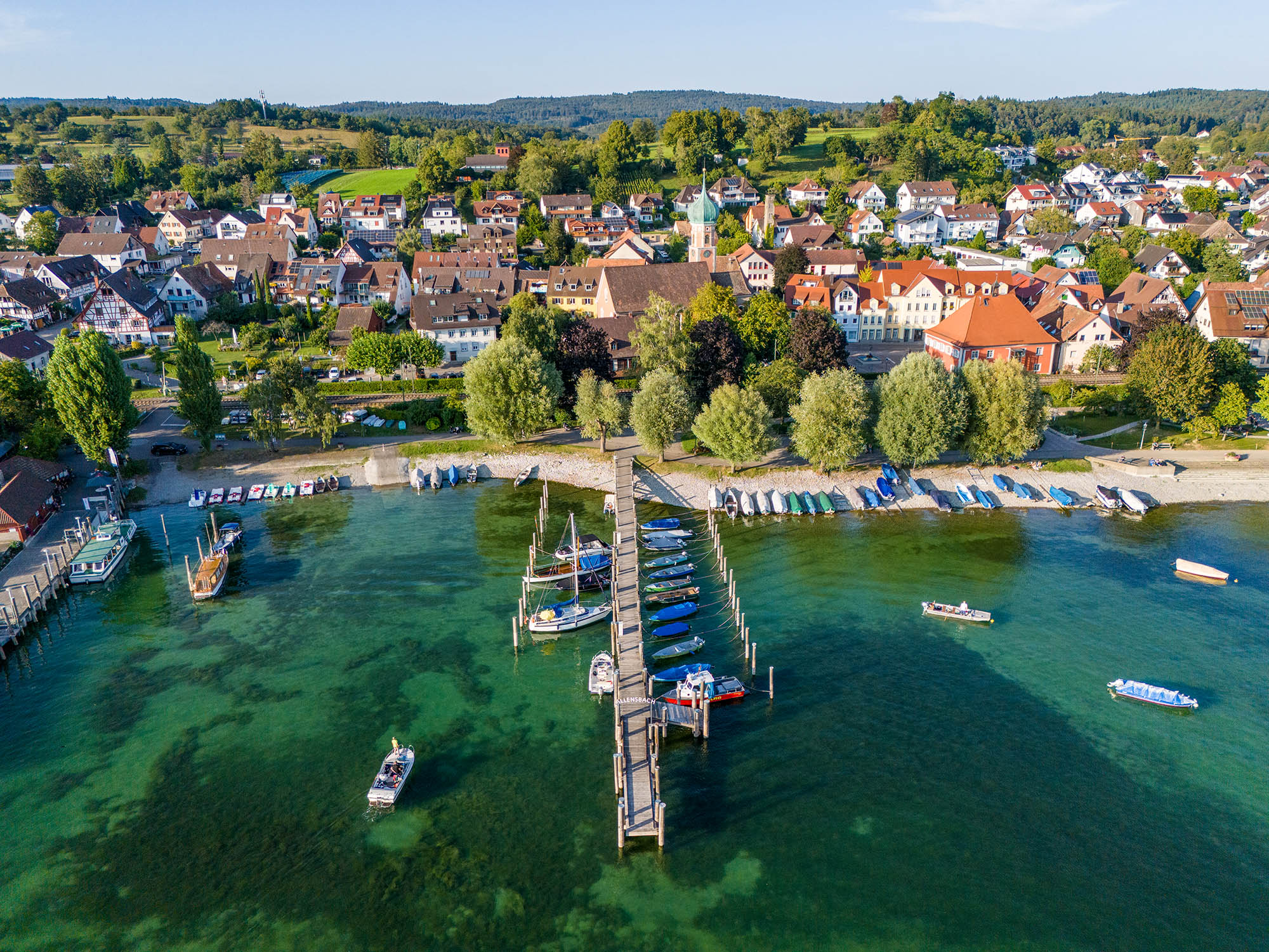 Luftaufnahme von Allensbach mit Bootssteg
