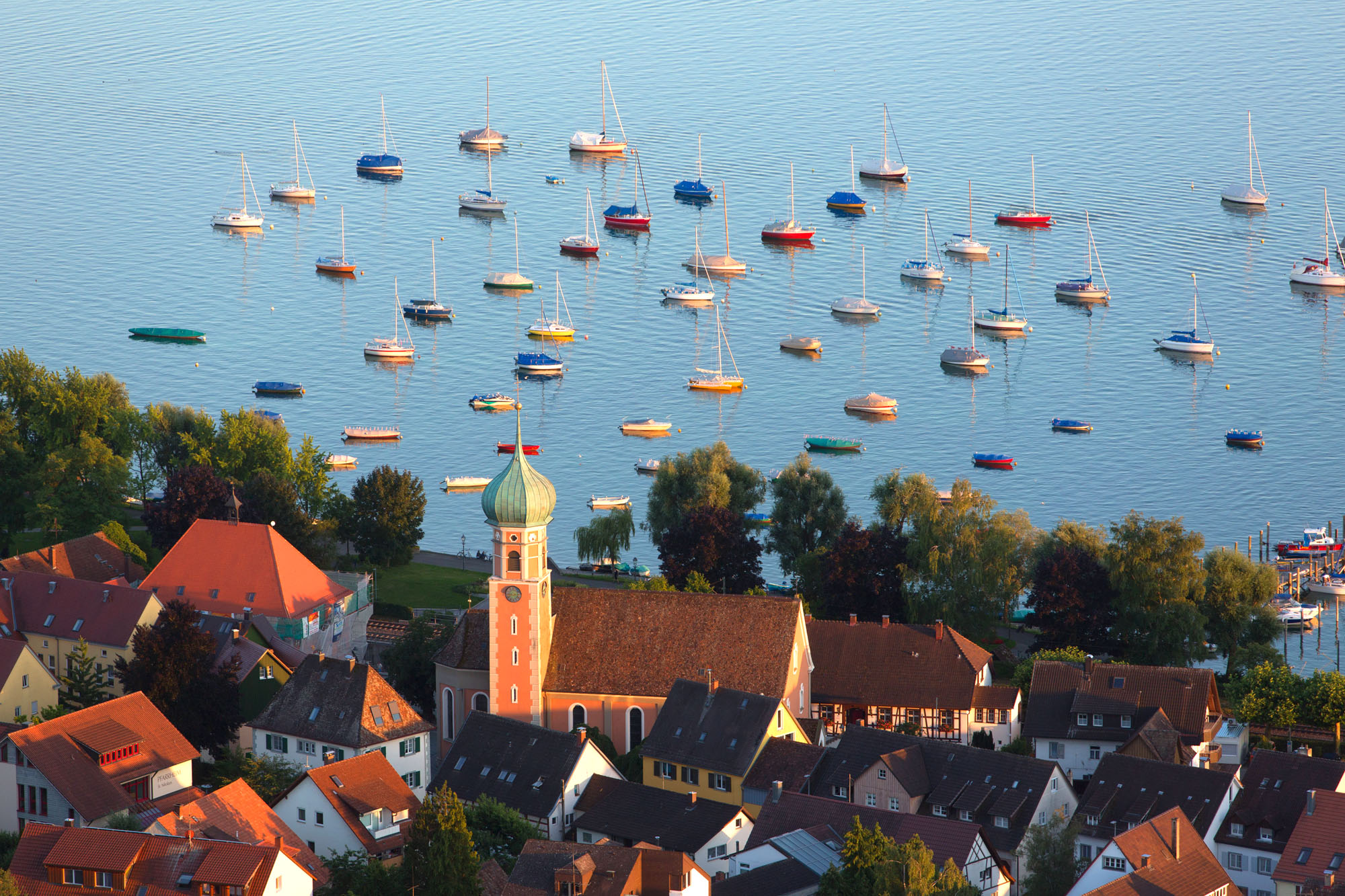 Portrait der Stadt mit Booten im Hintergrund
