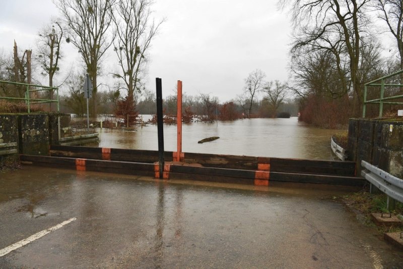 Dammbalkenverschluss bei Hochwasser