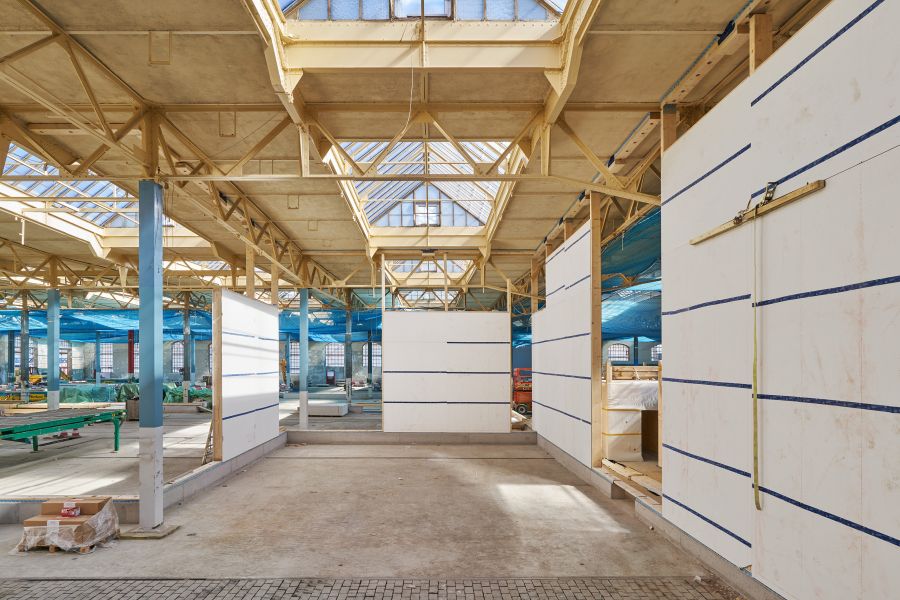 Blick in die Halle mit den Innenwänden, die teilweise montiert sind Blick in die Halle mit den Innenwänden, die teilweise montiert sind