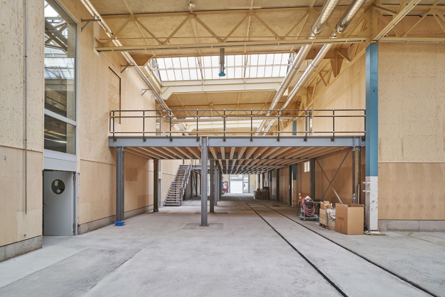 Blick in die Halle mit der fertiggestellten Empore, die aus Stahlträgern besteht. Blick in die Halle mit der fertiggestellten Empore, die aus Stahlträgern besteht.