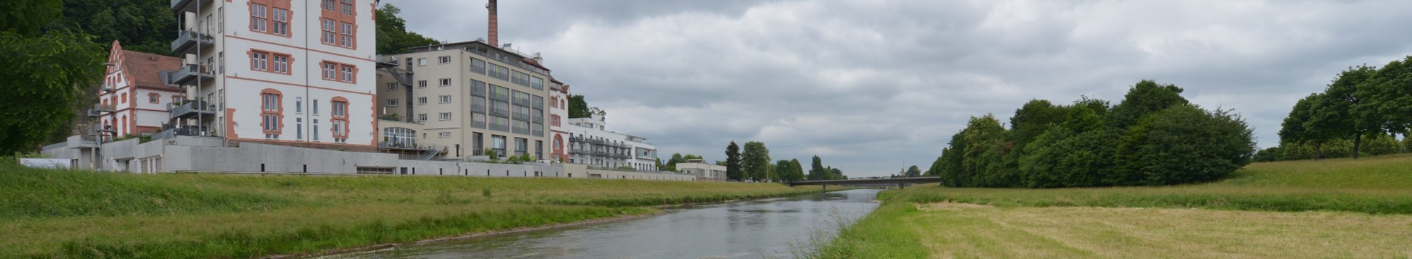 Foto: Brauerei am Flussufer. 