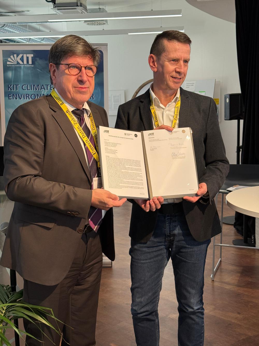 Dr. Thomas Hirth, Vizepräsident Transfer und Internationales des KIT, und Dr. Ulrich Maurer, Präsident der LUBW, mit der unterzeichneten aktualisierten kooperationsvereinbarung