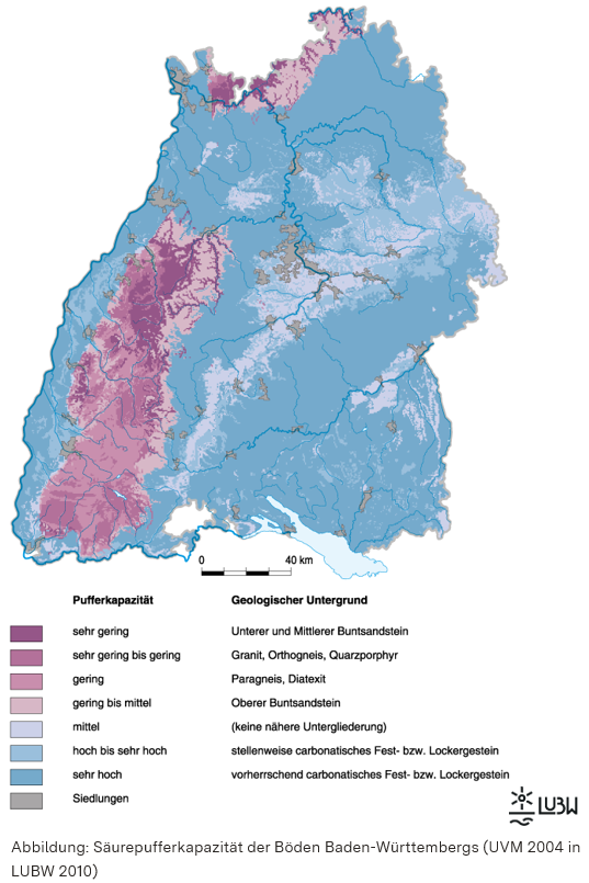 Gezeigt wird eine Karte Baden-Württembergs, in der die Säurepufferkapazität der Böden abgebildet ist. Die Säurepufferkapazität reicht in sieben Klassen von sehr gering bis sehr hoch. Im Schwarzwald ist überwiegend eine sehr geringe bis geringe Pufferkapazität gegeben; im Rest des Landes meist eine hohe bis sehr hohe.